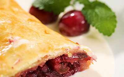 Kirschstrudel mit Amarettosauce