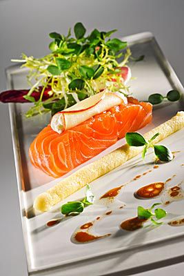 Alpenlachs mit Frschkäseröllchen und Apfelbalsamico