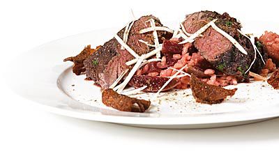 Rotes Rinderfilet auf Rote-Rüben-Risotto