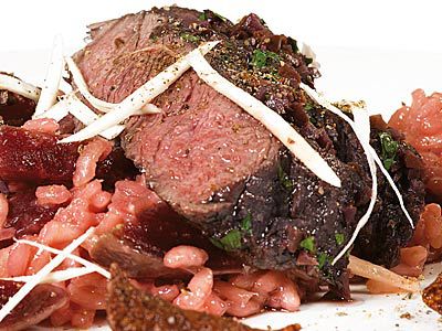 Rotes Rinderfilet auf Rote-Rüben-Risotto