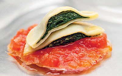 Bärlauch-Ravioli mit geschmolzenen Paradeisern