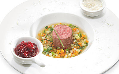 Pochiertes Rinderfilet mit Bouillonkartoffeln und Meerrettichsauce