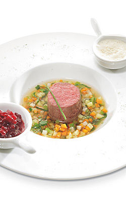 Pochiertes Rinderfilet mit Bouillonkartoffeln und Meerrettichsauce