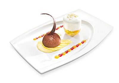 Schokoladenmousse auf Ananasscheiben mit Rumgelee, Mango und Kokosschaum