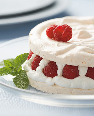 Meringue-Torte mit Himbeeren und Schlagobers