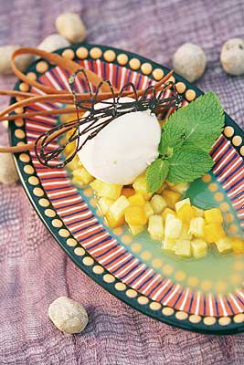 Amarula-Eis mit einem Ragout aus Mango und Ananas