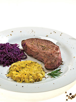 STRAUSSENSTEAK MIT ROTKRAUT & RÖSTI