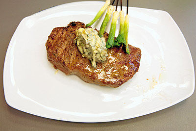 Rumpsteak mit Lauchspieß und Champignonbutter