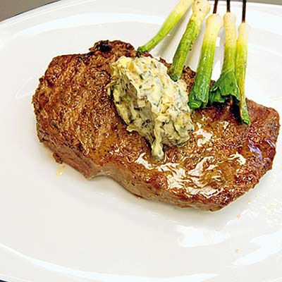 Rumpsteak mit Lauchspieß und Champignonbutter