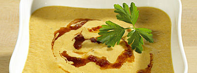 Karotten-Blutorangen-Suppe mit Winterpesto