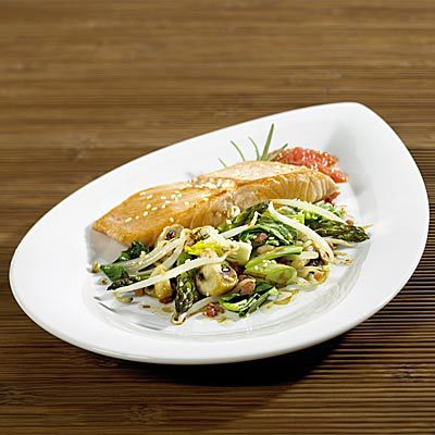 Lachsrücken mit Chop Suey, Räucherspeck und Grapefruit-Rosmarin-Vinaigrette