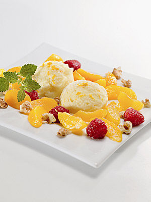 Frischkäse-Sorbet auf Himbeeren & Marillen