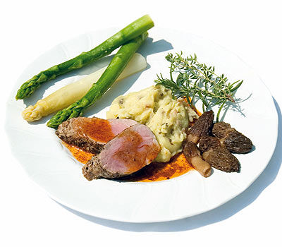 Lungenbraten mit Morchelpüree und Spargelragout