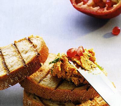 Hähnchen-Crostini mit Granatapfelkernen