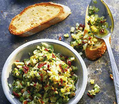 Fenchel-Oliven-Crostini mit Orangenschale