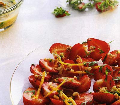 Erdbeeren mit Orangen-Mandel-Pesto