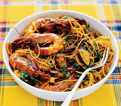 Spaghetti mit Meeresfrüchten und jungem Gemüse
