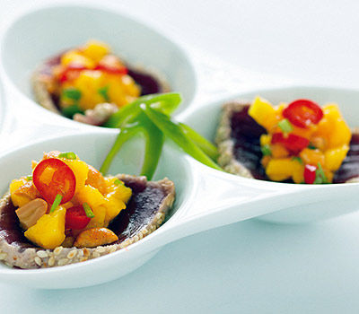 Mangosalat auf Tuna-Sashimi