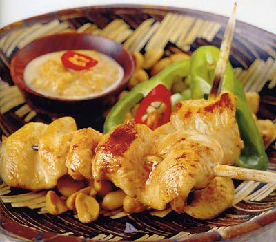 Hühner-Saté-Spießchen mit Erdnuss-Sauce