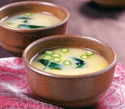 Miso-Suppe mit Tofu und Wakame