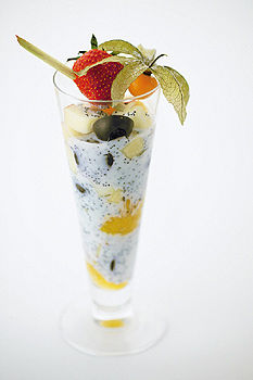 Obstsalat mit Mohnjoghurt