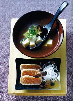 Misosuppe mit Tofu, Lachs und Rettich