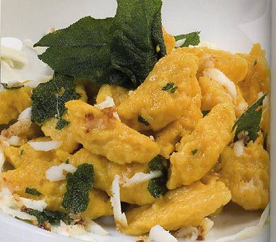 Kürbisnockerl in Salbeibutter mit Räuchertopfen