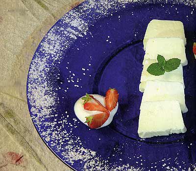 Joghurt-Topfen-Terrine mit Erdbeersoße