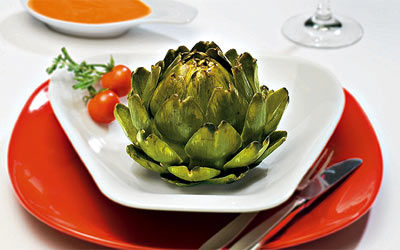 Artischocken mit Tomatendip