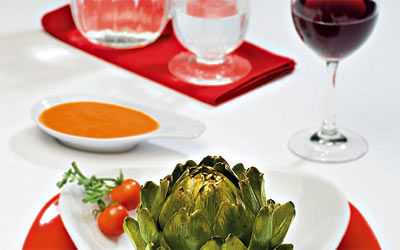 Artischocken mit Tomatendip