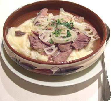 Beshbarmak (Pferd mit Nudeln und Suppe)
