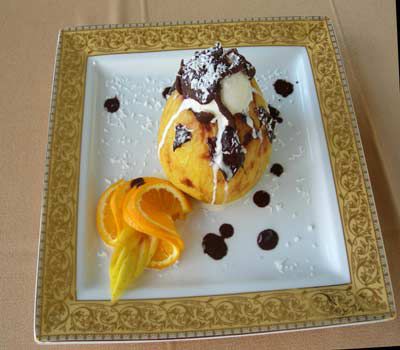 Gefüllter Bratapfel mit Vanilleeis