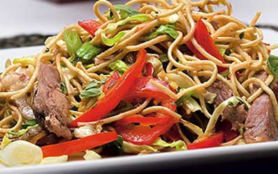 Ganslwok mit Eggnoodles und rotem Paprika