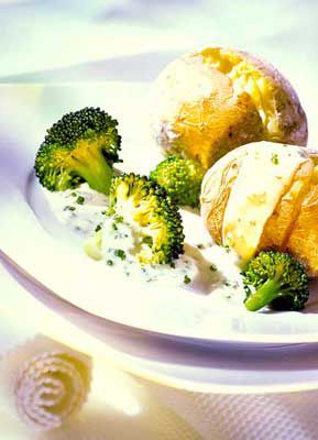 Broccoli mit kanarischen Kartoffeln und Joghurt-Sauce