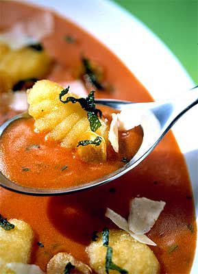 Tomaten-Mozzarella-Suppe mit Salbei-Gnocchi