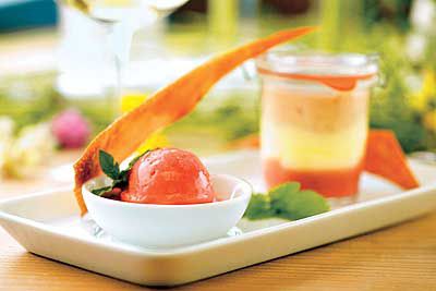 Erdbeer-Eis und Mousse im Glas