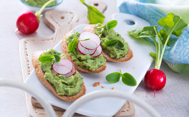 Avocado-Kräuter-Crostini