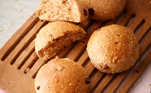 Dinkel-Hirseweckerl mit Cranberries