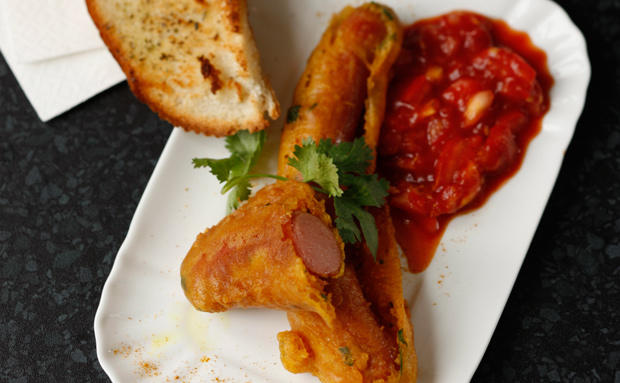 Bild: GUSTO / Theresa Schrems Frankfurter in Currytempura