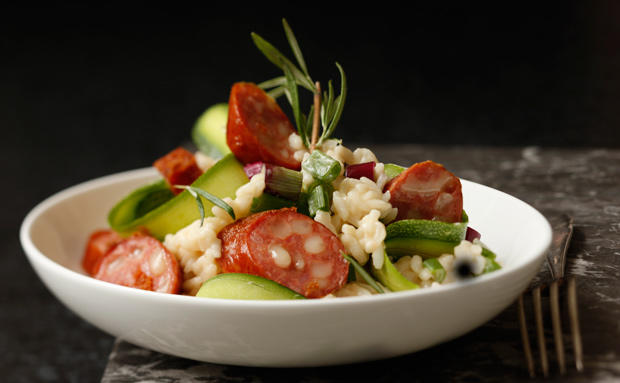 Bild: GUSTO / Theresa Schrems Käsekrainer-Risotto