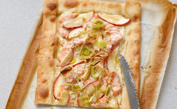 Bild: GUSTO / Theresa Schrems Flammkuchen mit Lachs, Apfel und Lauch