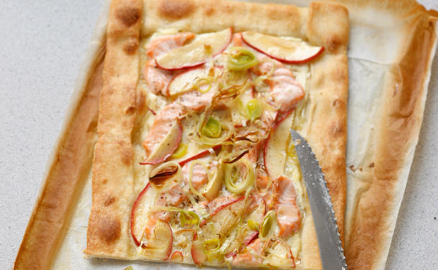 Flammkuchen mit Lachs, Apfel und Lauch