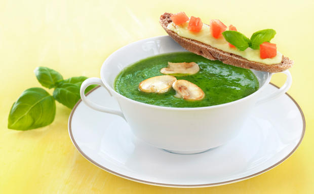 Kohlrabi-Basilikum-Suppe mit Champignons