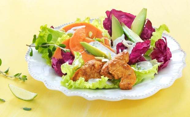 Bild: GUSTO / Ulrike Köb Scharfer Hühnersalat mit Limetten-Kräuter-Dressing