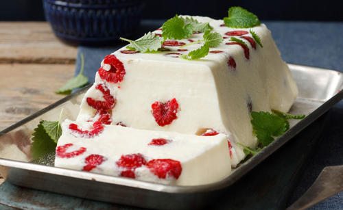 Bild: GUSTO / Theresa Schrems Buttermilchterrine mit Himbeeren