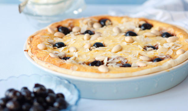 Bild: GUSTO / Theresa Schrems Ricotta-Mandel-Torte mit Amarenakirschen