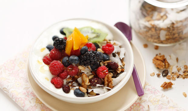 Granola mit Früchten und Joghurt