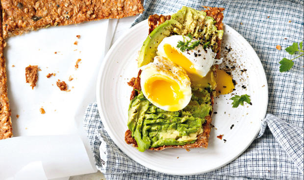 Knäckebrot mit Avocado und Ei