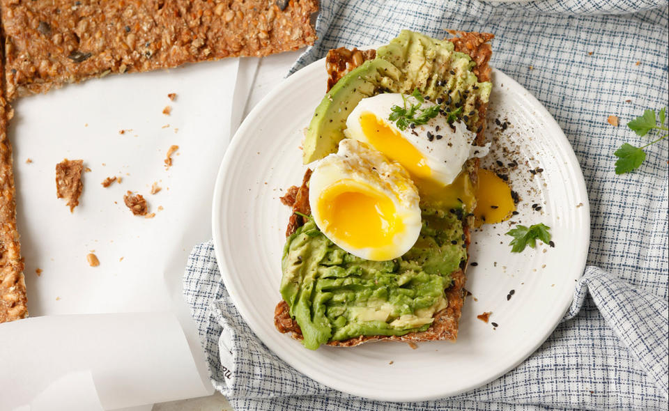 Knäckebrot mit Avocado und Ei