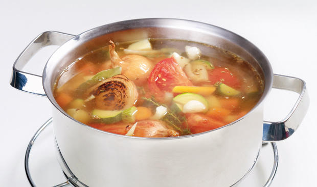 Bild: GUSTO / Stefan Liewehr Klare Gemüsesuppe